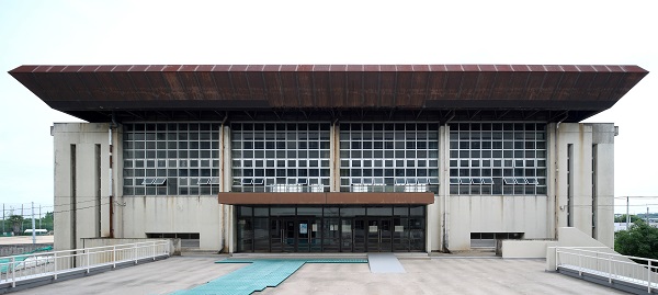 堺西高等学校体育館　	 南側外観（改修前）　