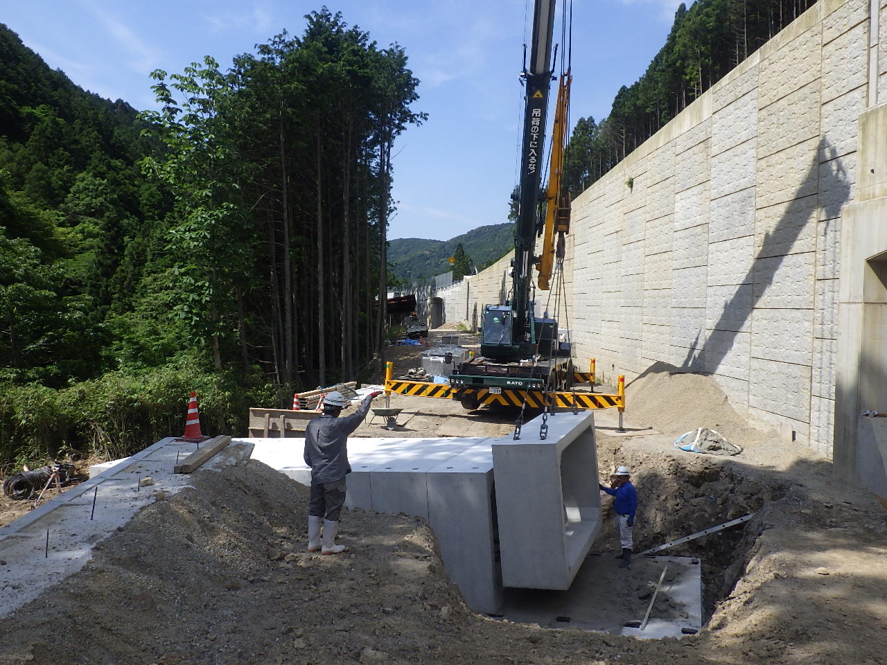 付替道路ボックスカルバート据付状況