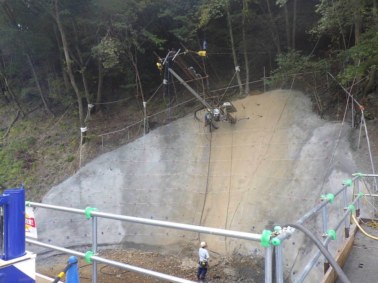 10_ロックボルト削孔状況